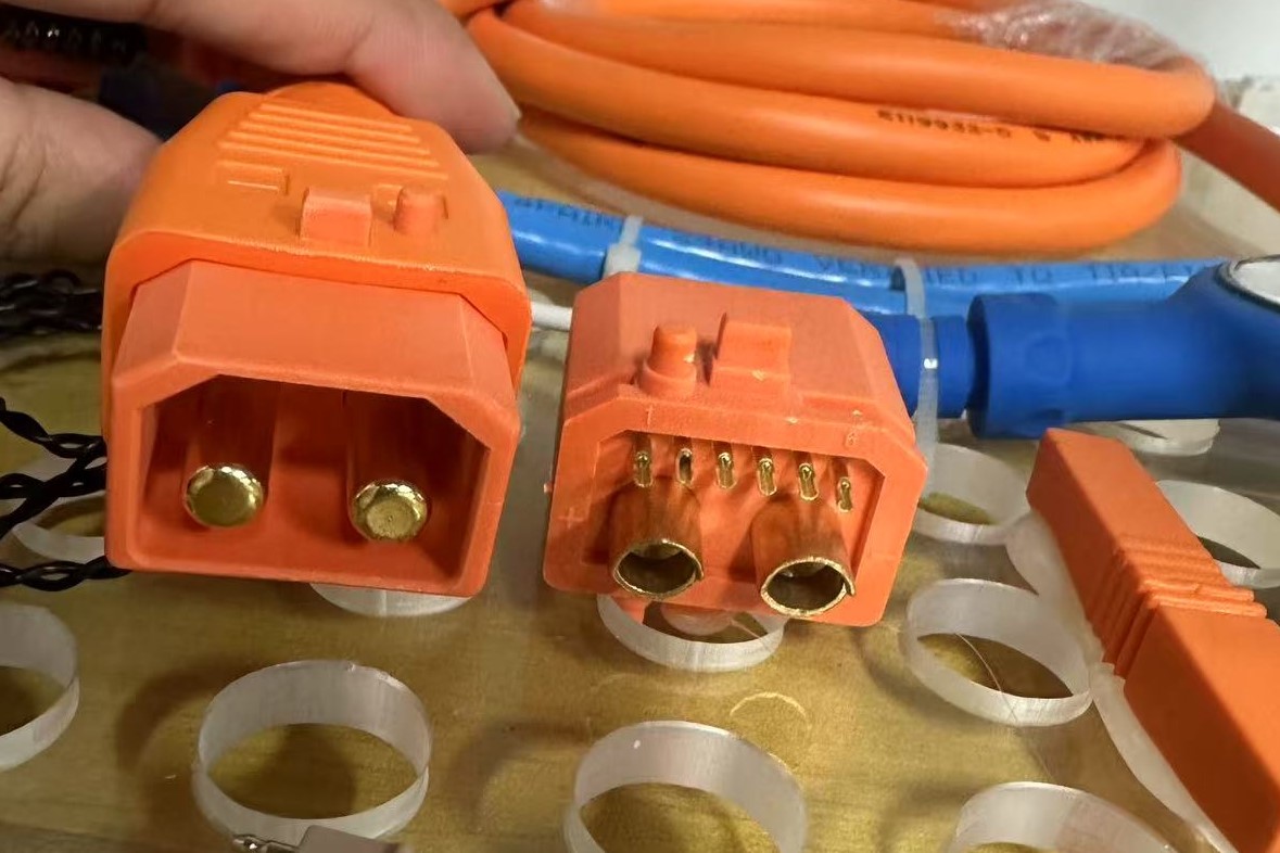 Choosing Between Snap-On and Screw-Fit Designs for Battery Packs